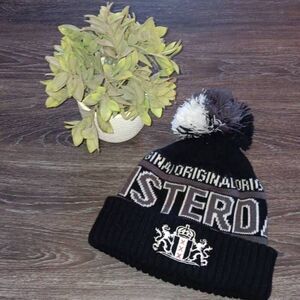 Robin Ruth Original Amsterdam Hat Black White & Gray  Crest on the front  Robin